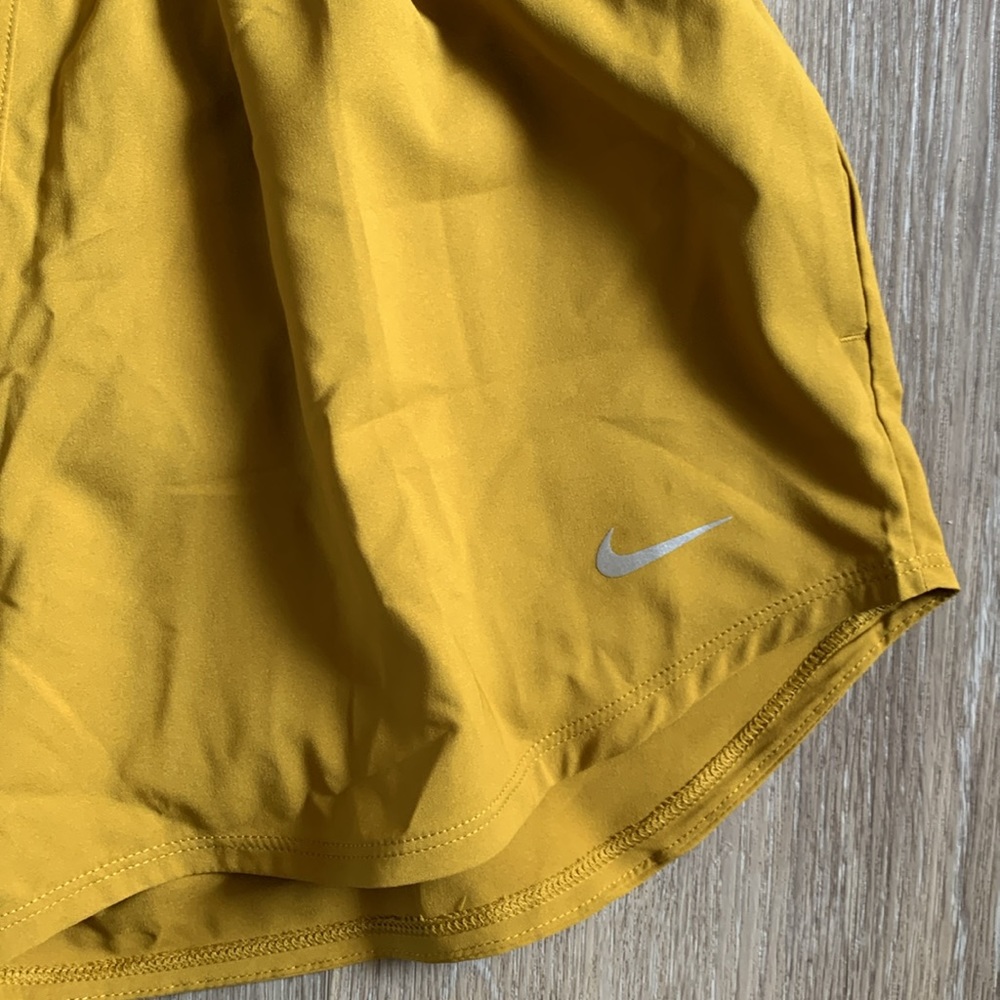 NIKE One Women's Dri-FIT Ultra High-Waisted 3" Brief-Lined Shorts - Picture 7 of 12